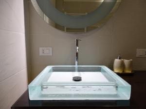 bagno con lavandino e specchio di Suite Alcova a Mantova