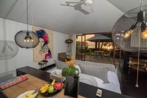 una sala de estar con una mesa con plátanos. en The Sunset Beach Resort & Spa, Taling Ngam, Ko Samui, en Taling Ngam