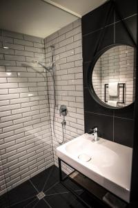 un bagno con lavandino e specchio di ibis Wels a Wels