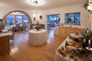 ein großes Zimmer mit Tischen und Stühlen und einem Esszimmer in der Unterkunft Pension Noella in Sankt Johann in Tirol
