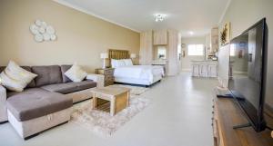 TV a/nebo společenská místnost v ubytování Settle inn Self Catering Units