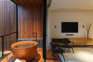 TV a/nebo společenská místnost v ubytování Felissimo Exclusive Hotel