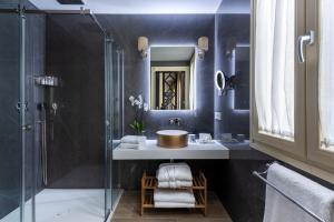 Ένα μπάνιο στο Casa de Triana Luxury Suites by Casa del Poeta +79 φωτογραφίες
