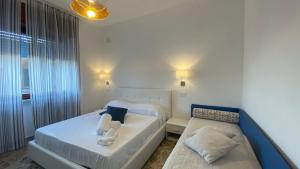 سرير أو أسرّة في غرفة في Boutique Apartment Maurì