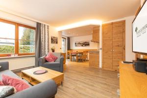 een woonkamer met een tv en een bank en een tafel bij Haus Lupfer in Oberstdorf
