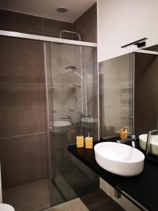 łazienka z umywalką i prysznicem w obiekcie ARMISI B&B w Katanii