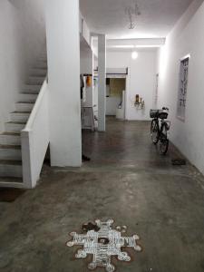 ein leeres Zimmer mit Quermuster auf dem Boden in der Unterkunft Mayurapriya Inn in Chennai
