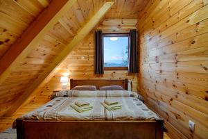 Original Wooden Lodge SG tesisinde bir odada yatak veya yataklar