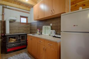 Original Wooden Lodge SG tesisinde mutfak veya mini mutfak