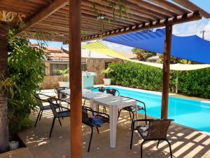 The swimming pool at or close to Encantos Pousada