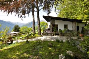 a small house in the middle of a yard at Villetta Simonetta in Maccagno Superiore