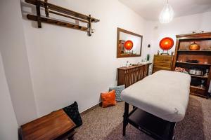 クリニツァ・ズドルイにあるWilla Safonaのテーブル、ベンチ、鏡が備わるお部屋
