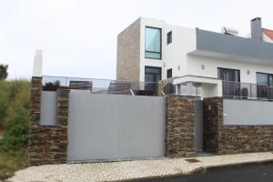 ein Haus mit einem weißen Zaun an der Seite in der Unterkunft Sintra Cozy Suite in Sintra