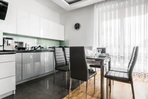 Kuchyňa alebo kuchynka v ubytovaní Apartamenty pod Orłem - Rezydencja do Skoczni