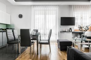 Televízia a/alebo spoločenská miestnosť v ubytovaní Apartamenty pod Orłem - Rezydencja do Skoczni