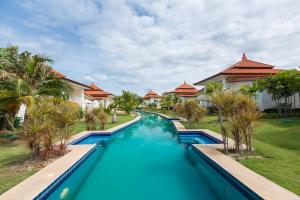 uma imagem de uma piscina num resort em Villa Bougainvillea em Hua Hin