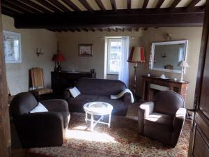Sala de estar con 2 sofás y mesa en Maison bigourdane en Ayzac-Ost