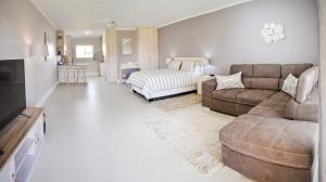 Postel nebo postele na pokoji v ubytování Settle inn Self Catering Units