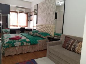 Ένα ή περισσότερα κρεβάτια σε δωμάτιο στο Apartemen SUKARNO HATTA Ely