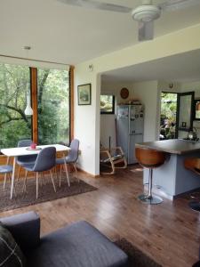 eine Küche und ein Wohnzimmer mit einem Tisch und Stühlen in der Unterkunft Cabañas Nordic lodge in Chillán