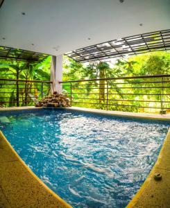 una piscina de agua azul en un edificio en Hotel Bambu Inn, en Salento