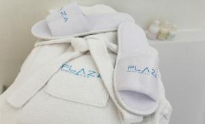 索伦托Hotel Plaza的冰箱顶上的一双白色手套