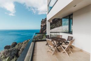 GarajauにあるBest view Madeira Islandの海を見渡すバルコニー(テーブル、椅子付)