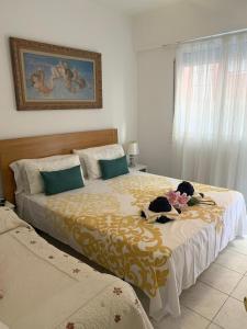 dos animales de peluche sentados en una cama en un dormitorio en dream central plaza, en Santa Cruz de Tenerife