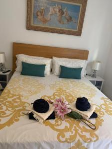 Una cama con dos toallas y dos sombreros. en dream central plaza en Santa Cruz de Tenerife