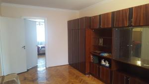 uma cozinha com armários de madeira e piso de madeira em Best Apartment Naukova em Lviv
