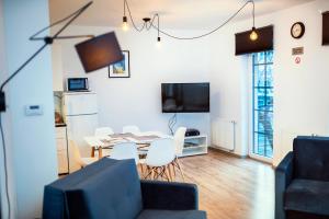 Telewizja i/lub zestaw kina domowego w obiekcie Apartment Zamojska 8 - Apartamenty GKM Lublin