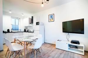Telewizja i/lub zestaw kina domowego w obiekcie Apartment Zamojska 8 - Apartamenty GKM Lublin