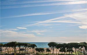 una vista de la playa con árboles y el océano en Cozy Apartment In Malgrat De Mar, en Malgrat de Mar