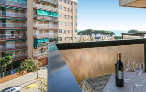 - Botella de vino en el balcón con copas de vino en Cozy Apartment In Malgrat De Mar, en Malgrat de Mar