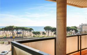 un balcón con vista a la playa en Cozy Apartment In Malgrat De Mar, en Malgrat de Mar