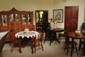 a dining room with a table and chairs at Pousada Ponte Branca in Paraty