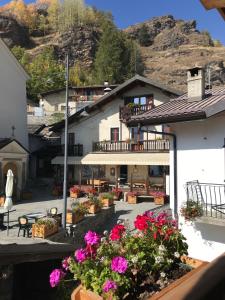 Gallery image of LA PLACETTE - Albergo diffuso e Trattoria in Usseaux