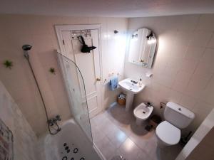 uma casa de banho com um chuveiro, um WC e um lavatório. em Cosy apartment Arenal Bol em Calpe