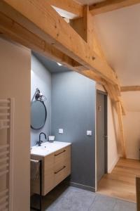 een badkamer met een wastafel en een spiegel bij Camp Basque // Maison Erribera // Bidarray in Bidarray