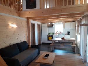 uma sala de estar com um sofá e uma mesa em Ferienhaus Herbstzauber em Haidmühle