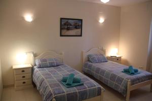een slaapkamer met 2 bedden en 2 lampen en een foto aan de muur bij Casa Gran Vista, appartement, adults only in Jalón