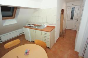 a small kitchen with a sink and a table at Apartman Carpe Diem 2 in Zaječar