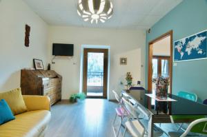Uma área de estar em Al Maset di TSS' - Green Apartament - Zona Living Spaziosa - Perfetto per Famiglie Numerose a Pergine Valsugana