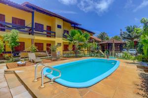 una imagen de una piscina frente a una casa en i9 Bem Bela Pousada en Itacaré