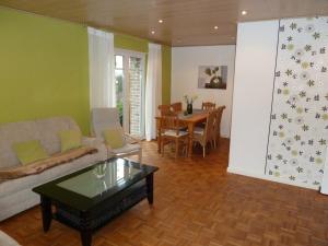 ein Wohnzimmer mit einem Sofa und einem Tisch in der Unterkunft Ferienwohnung Lindlar in Lindlar