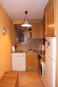 Kuchyň nebo kuchyňský kout v ubytování Apartamentos Ball Benas Edificio Mirador
