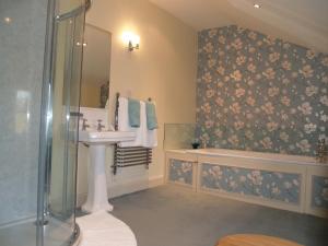 y baño con lavabo y ducha. en Abbotshaw House Farm B&B en Newcastleton