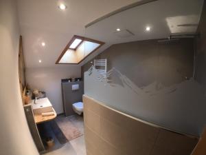 łazienka z umywalką, toaletą i oknem w obiekcie Apart Eberharter w mieście Aschau