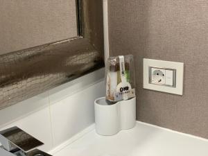 a corner of a bathroom with a white electrical outlet at Oktheway Praza Galicia in Sarria