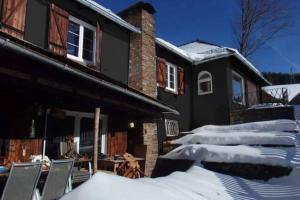 dom ze śniegiem na patio w obiekcie Bergchalet Hinterstoder w mieście Hinterstoder